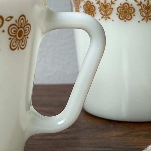 Pyrex 2 Mugs Butterfly Gold Milk Glass Brown Pattern - Picture 5 of 12